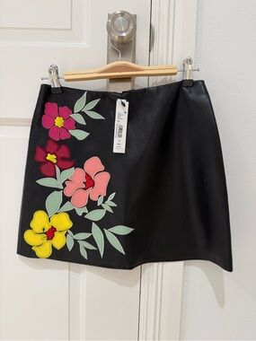 Alice + Olivia Black Faux Leather Mini Skirt with Flowers Size 2
